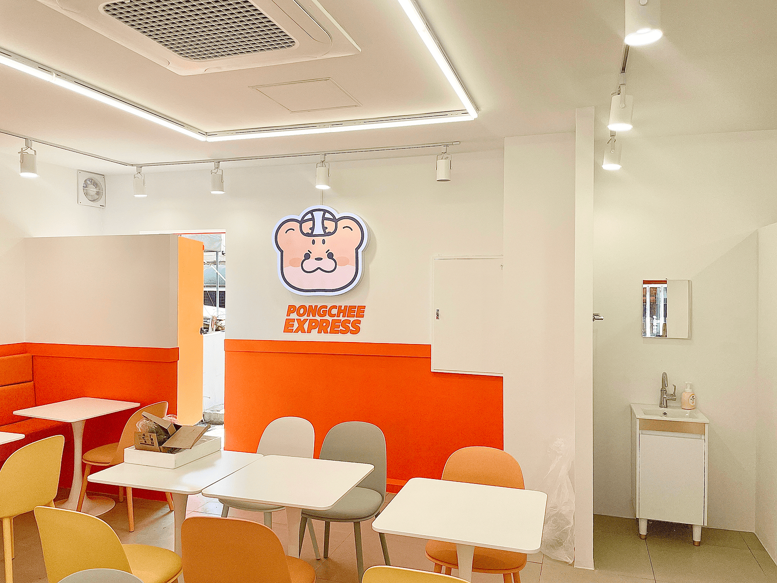 퐁치커피 인테리어