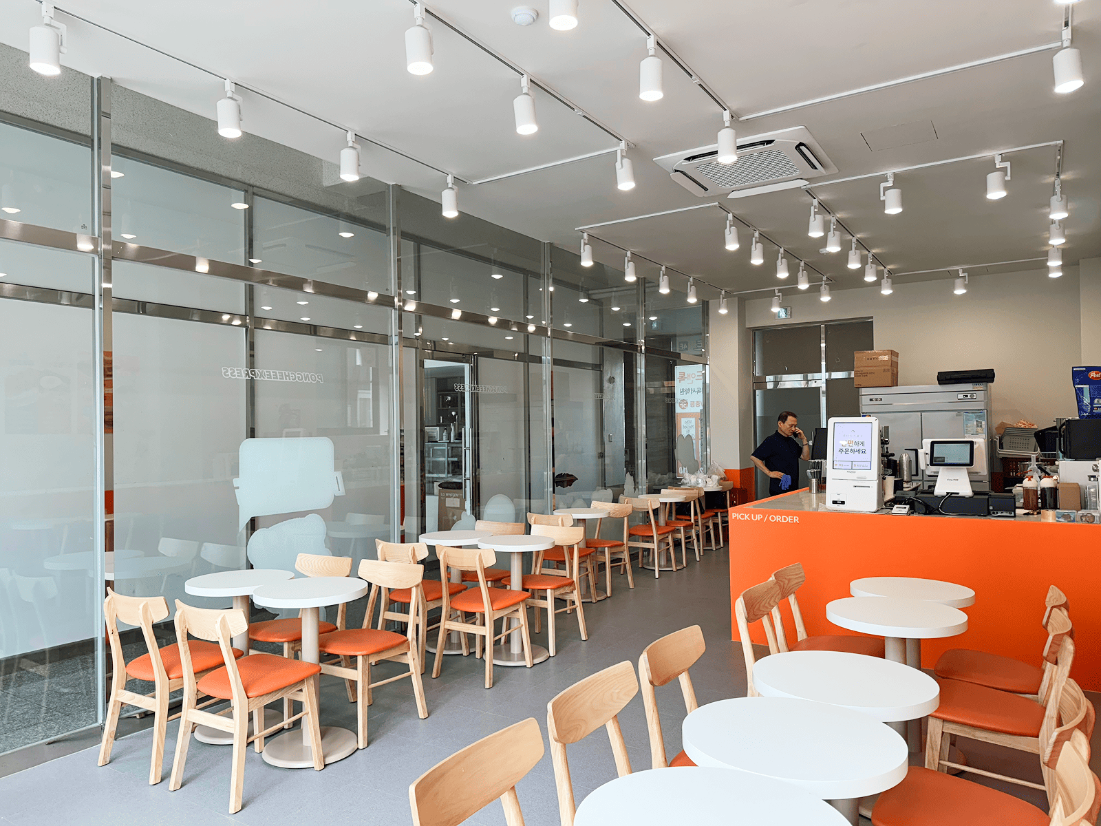 퐁치커피 인테리어